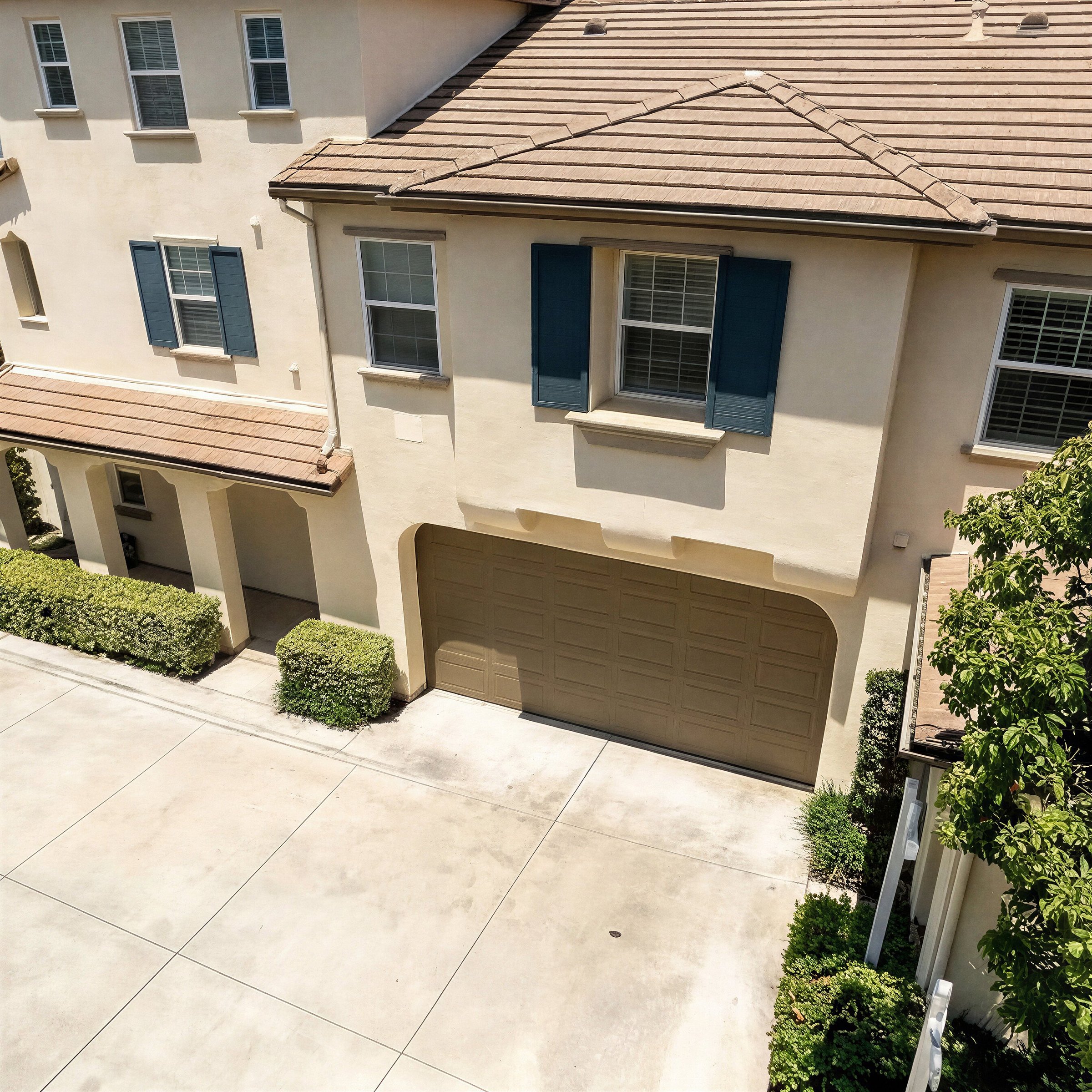 Exterior front façade and driveway